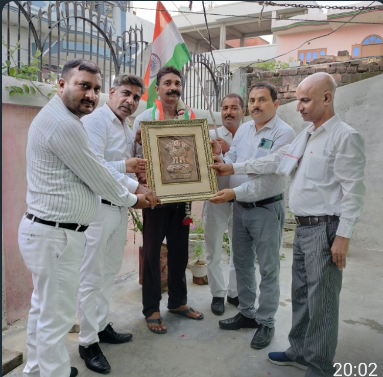 कारगिल योद्धा के द्वार पहुचअधिवक्ताओ ने किया भब्य सम्मानसम्मान से अभिभुत भावुक हुये कारगिल योद्धा