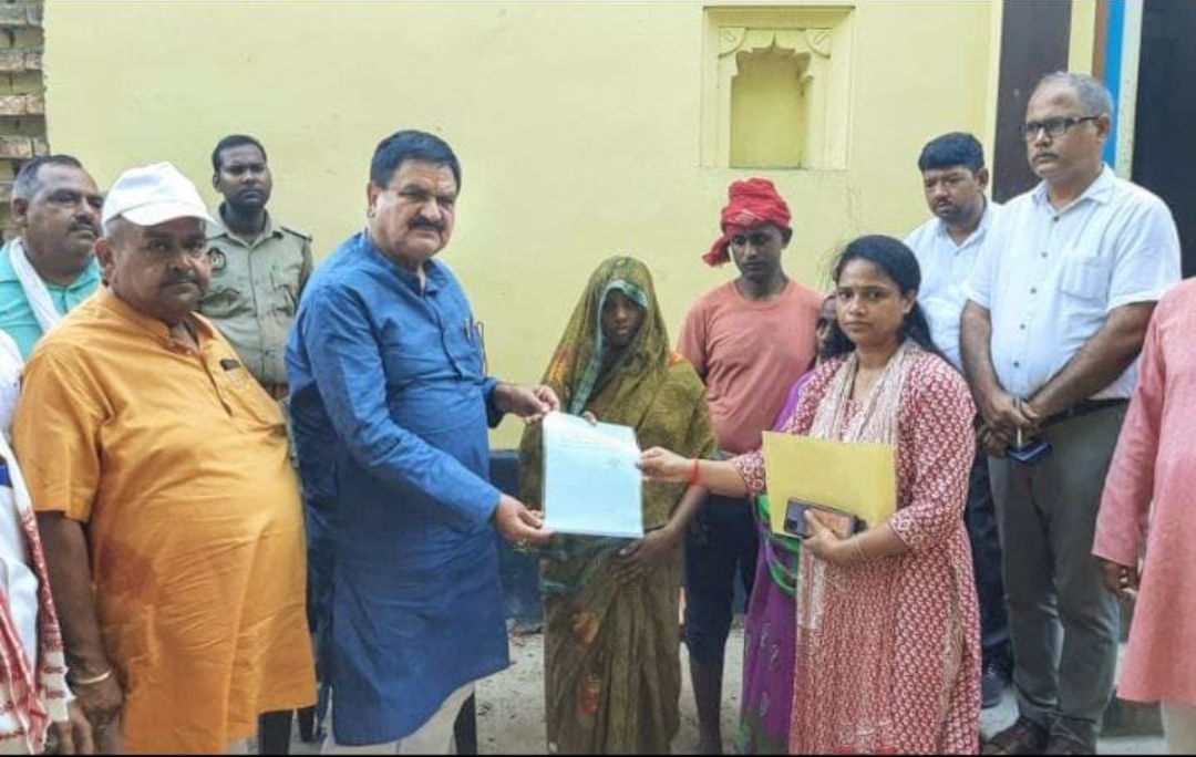 दो परिवारों को दिए गए आपदा राहत के तहत प्रमाण पत्र