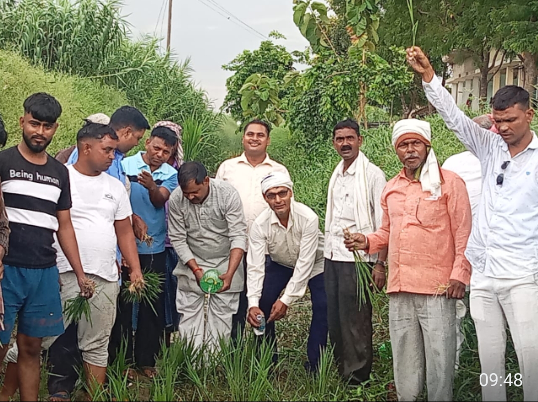 नहर में पानी न आने पर जमीन खोदकर कांग्रेसियों ने किया विरोध