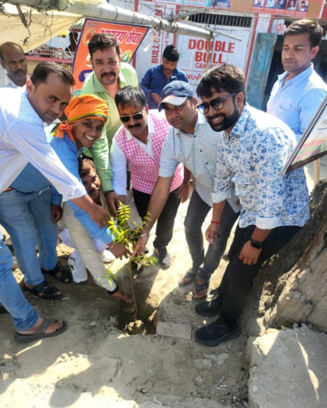 प्रोटोकॉल प्रभारी ने किया पौधारोपण