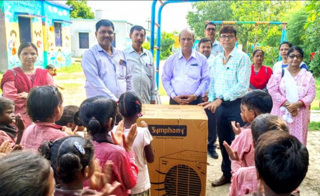 सामुदायिक सहभागिता के तहत विद्यालय को मिला कूलर पंखा