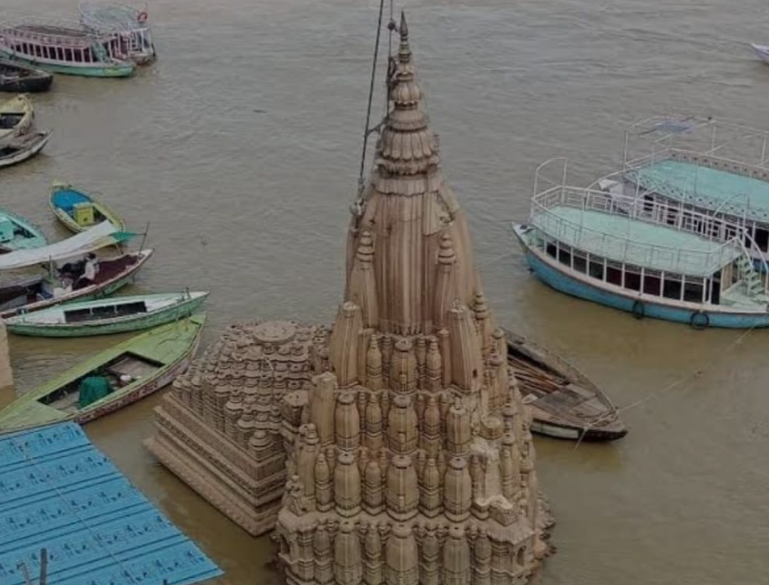 बाबा विश्वनाथ की नगरी काशी में 84 घाटों का टूटा संपर्क माता गंगा का पानी अब मंदिरों तक पहुंचा।