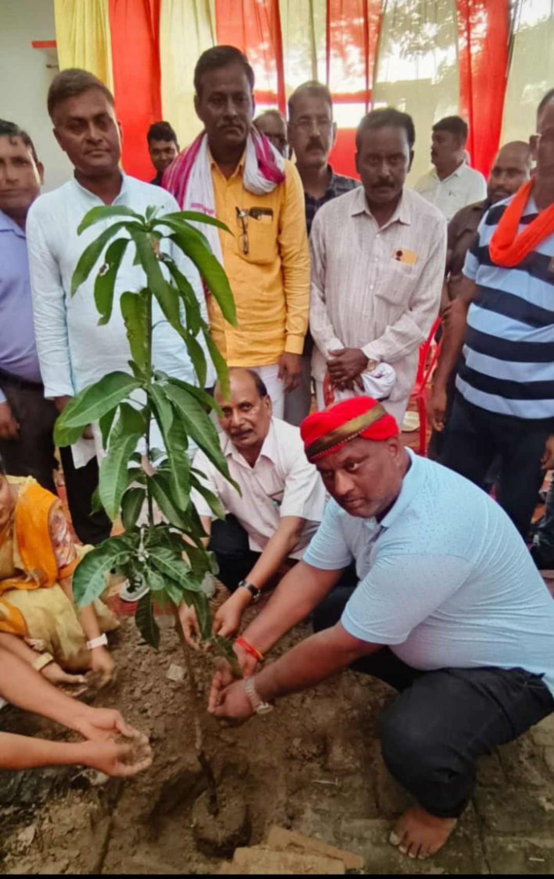 मृत्यु भोज का बहिष्कार मृतक के याद में किया पौध रोपण