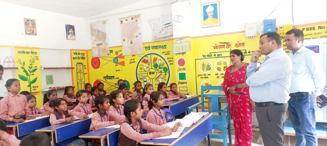 अम्बुजा फाउंडेशन के वाइस प्रेसिडेंट ने किसानों और छात्रों से ली जानकारी