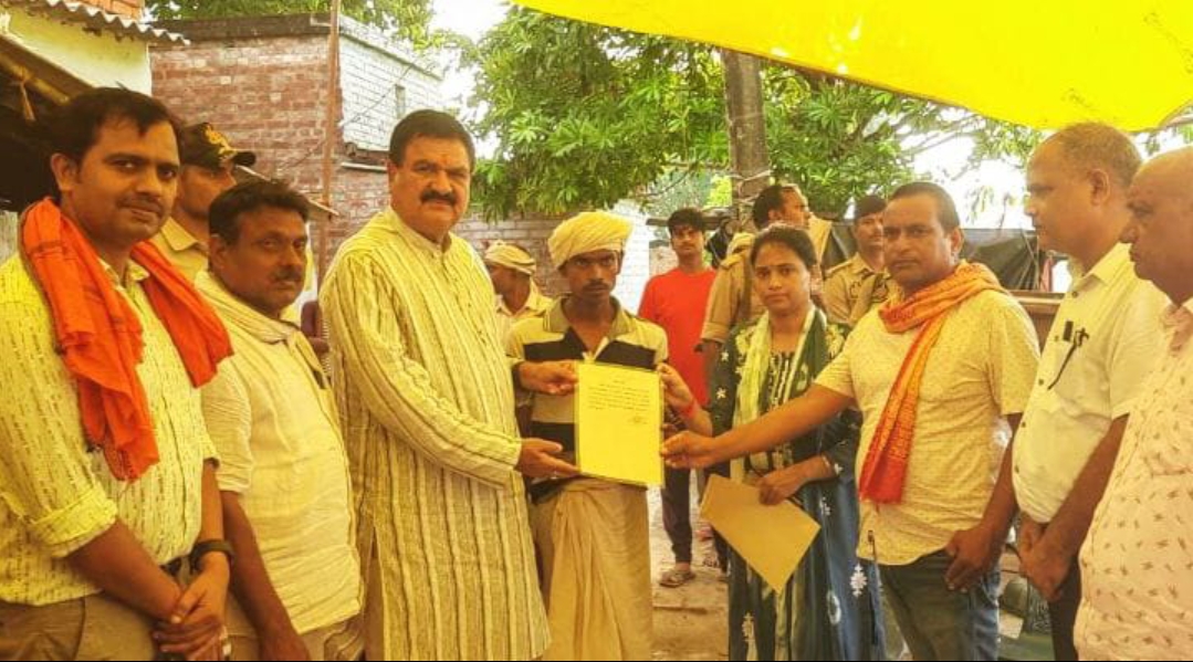 सर्पदंश से मौत पर विधायक ने सौंपी सहायता राशि