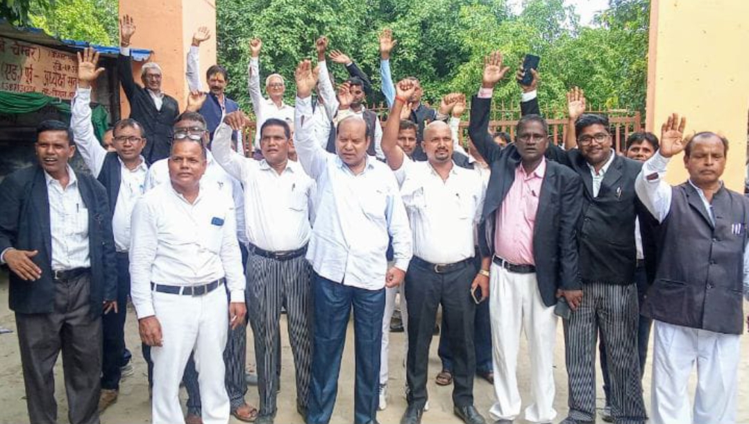 वकील पर मुकदमा दर्ज होने पर वकीलों ने मुख्य द्वार बंद कर किया प्रदर्शन