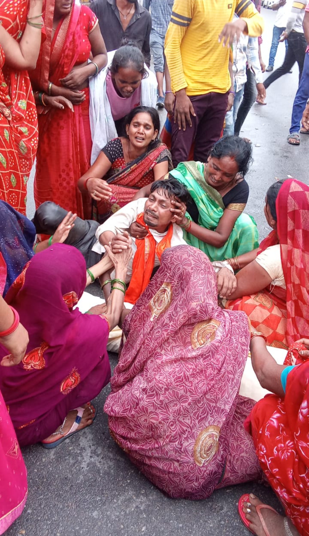 ग्रामीणों ने शव सड़क पर रखकर किया एअरपोर्ट मार्ग जाम