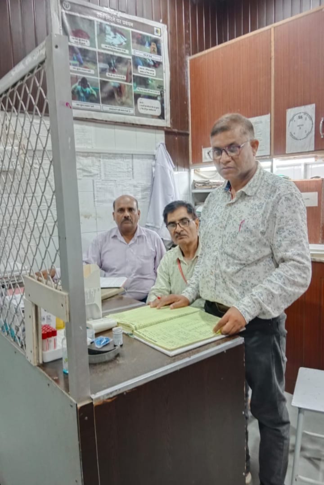 प्राथमिक स्वास्थ्य केंद्र पर अपर निदेशक चिकित्सा एवं स्वास्थ्य के निर्देश पर पहुंची मंडली टीम