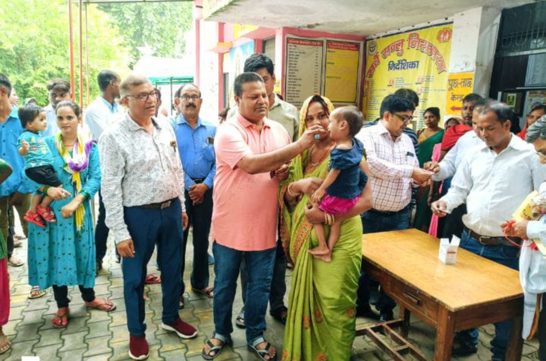 राष्ट्रीय कृमि मुक्ति दिवस पर निशुल्क दवा का वितरण