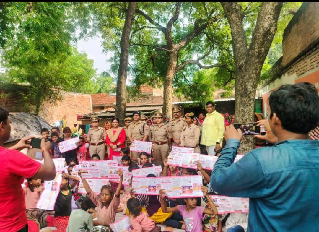 महिला एंटी रोमियो टीम ने छात्राओं को किया जागरूक