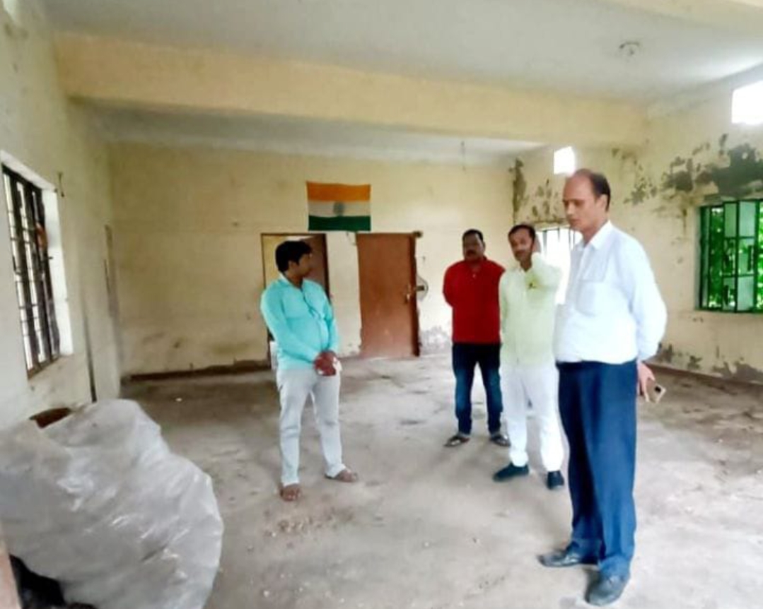 विधायक से शिकायत के बाद जांच करने पहुचे बीडीओ