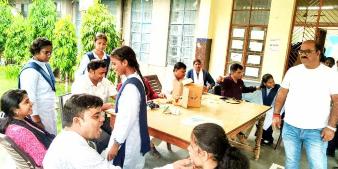 नवोदय विद्यालय में लगा स्वास्थ्य कैम्प, छात्रों दी गई दवा