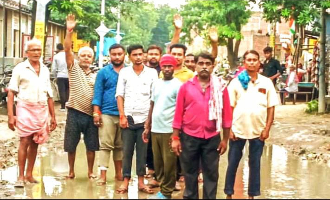 सड़क पर जलजमाव के विरोध में उतरे ग्रामीण