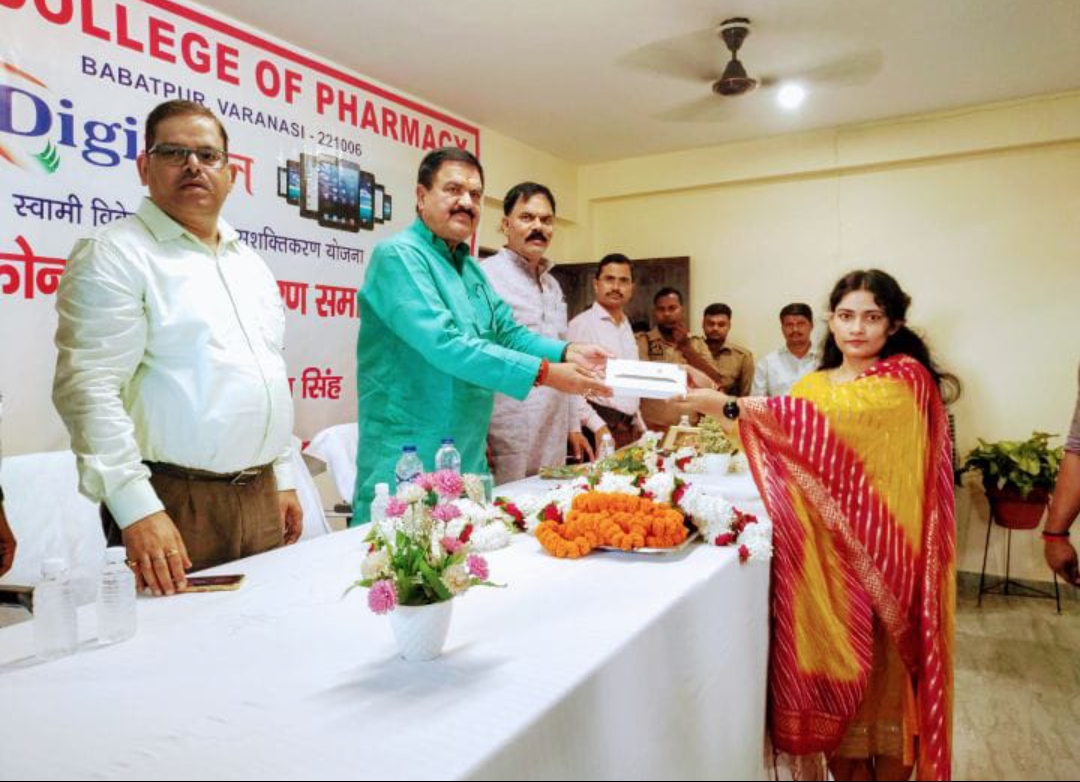 के.जे.कॉलेज ऑफ़ फार्मेसी में 146 छात्र-छात्राओं में टैबलेट का वितरण