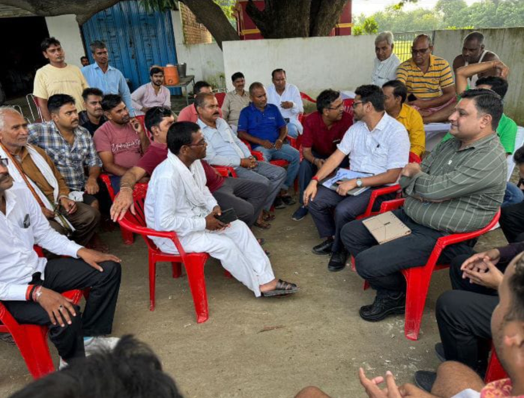 काशी द्वार योजना को लेकर किसानों और आवास विकास के अधिकारियों के बीच हुई बैठक