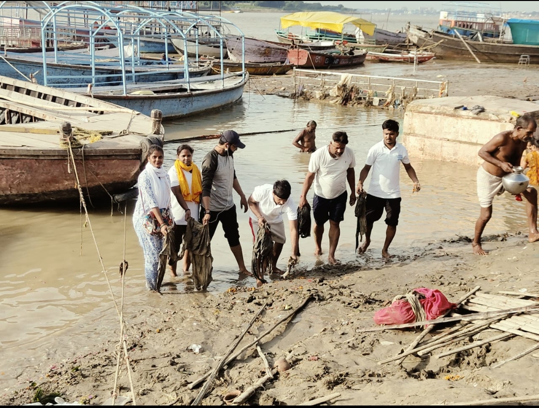 खिसक रहा गंगा का जलस्तर, घाट किनारे कीचड़