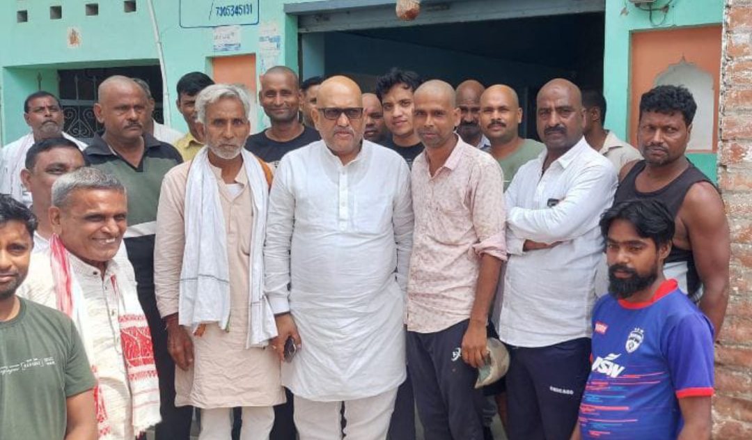 प्रधान घनश्याम गुप्ता के घर पहुंचेअजय राय