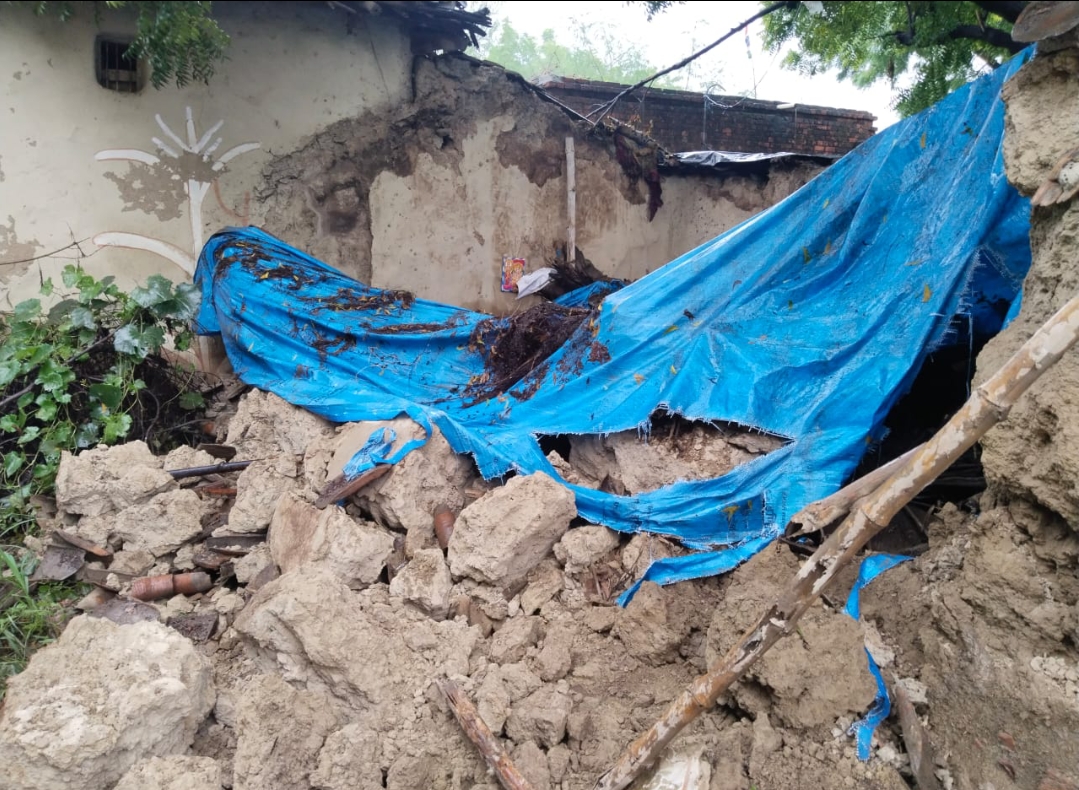 बारिश के चलते कच्चा मकान गिरा