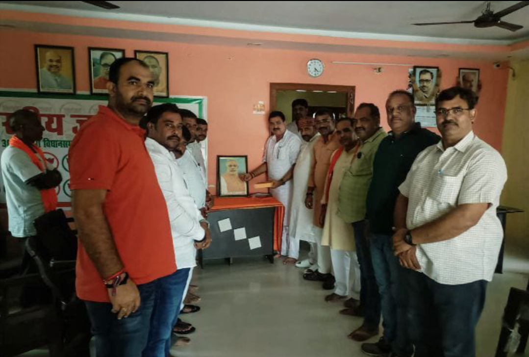 केक काटकर पीएम का मनाया जन्मदिन