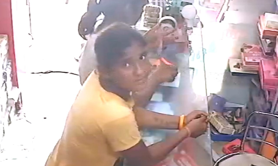 दुकान के कैश काउंटर से चोरी की घटना कैमरे में हुई कैद