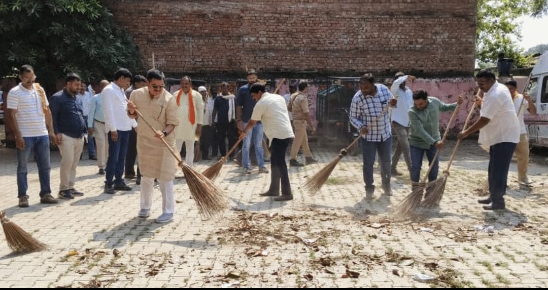 विधायक ने प्राथमिक स्वास्थ केंद्र में झाड़ू लगाकर दिया स्वच्छ्ता का संदेश