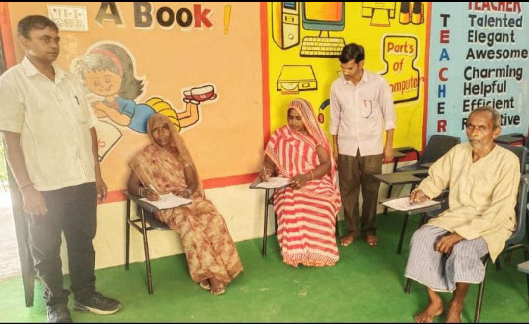 साक्षर बनने के लिए परीक्षा देने पहुची महिलाएं, दिखा जोश