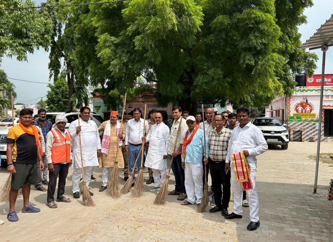 दीनदयाल को नमन कर लगाई झाड़ू