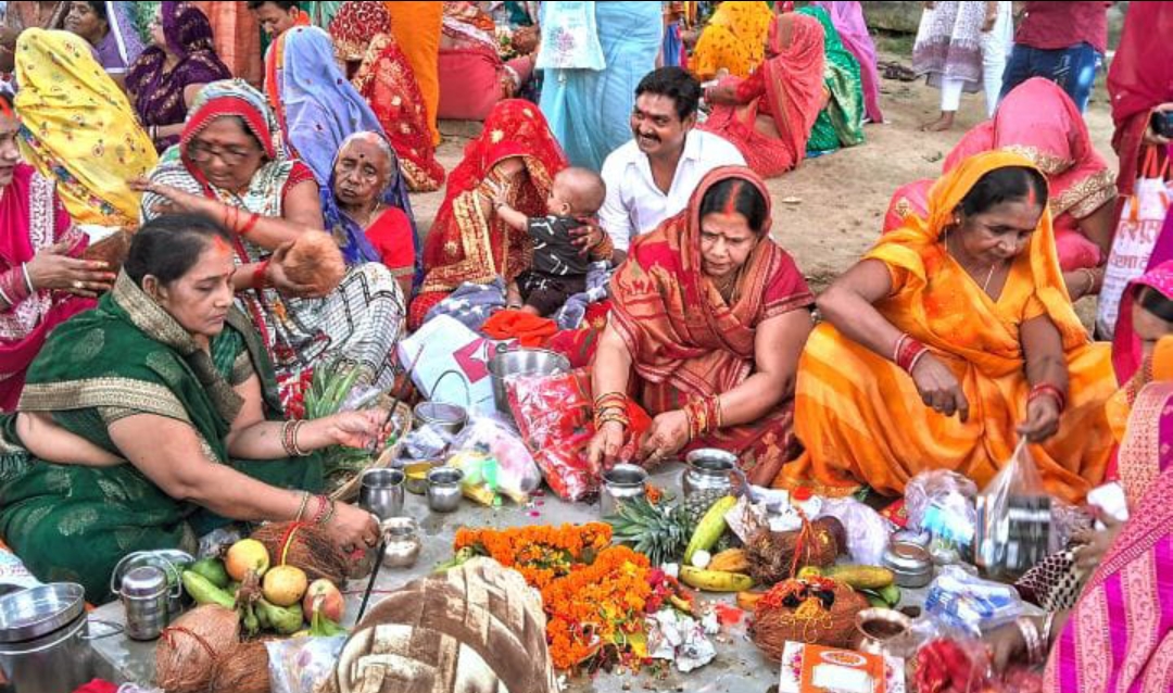 पुत्र की लंबी उम्र की कामना के लिए महिलाओं ने रखा जीवित्पुत्रिका का ब्रत