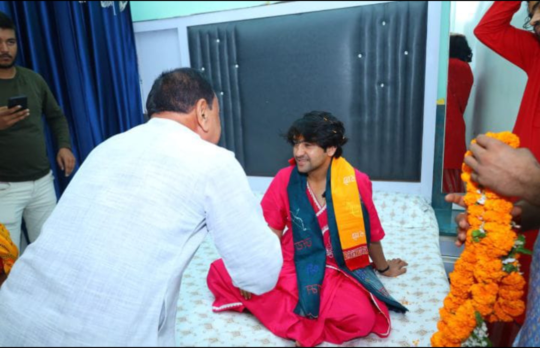 चार्टर प्लेन से वाराणसी एयरपोर्ट पर पहुंचे बागेश्वर धाम सरकार धीरेंद्र कृष्ण शास्त्री