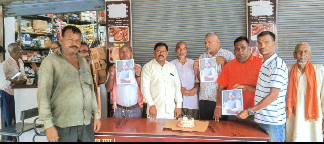 पूर्व प्रधानमंत्री मनमोहन सिंह का जन्मदिन केक काटकर मनाया