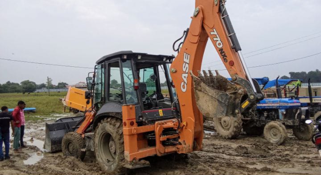 जेसीबी के धक्के से बाइक सवार दो युवकों की हुई दर्दनाक मौत