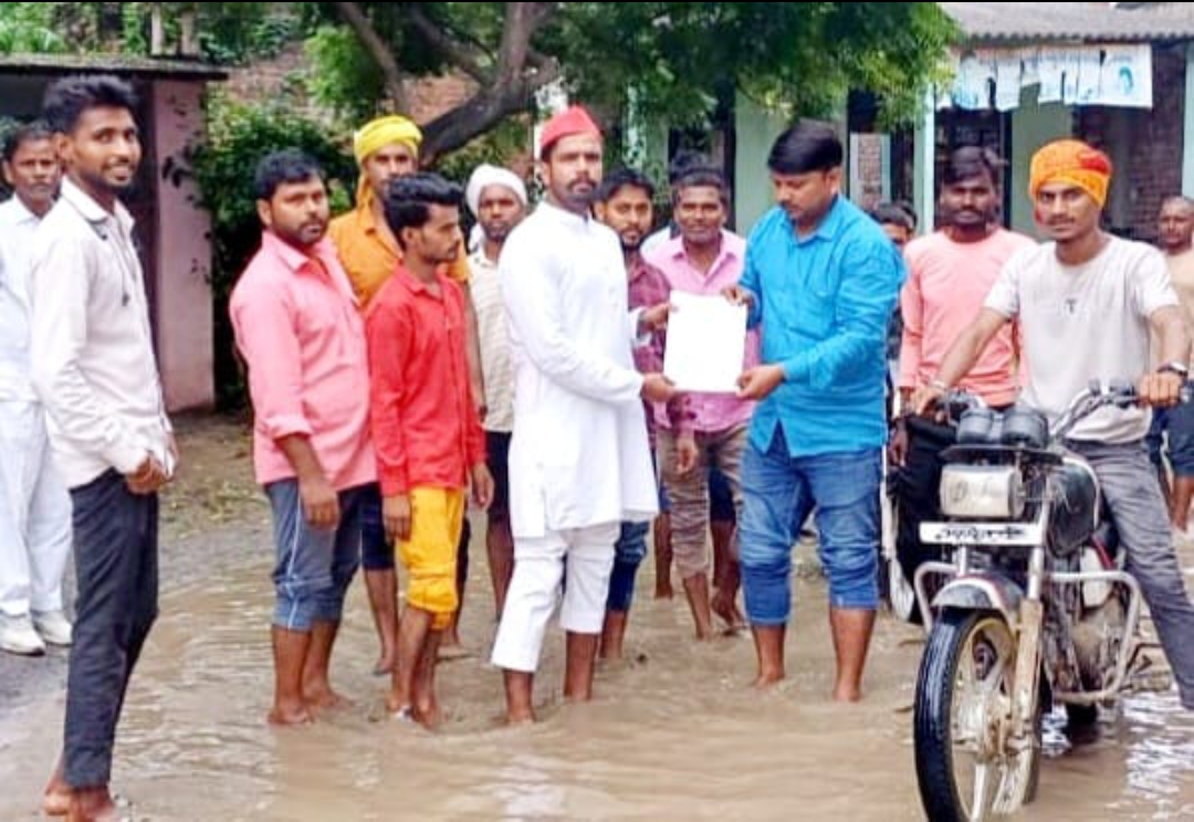 जलजमाव से आक्रोशित ग्रामीणों ने किया विरोध प्रदर्शन