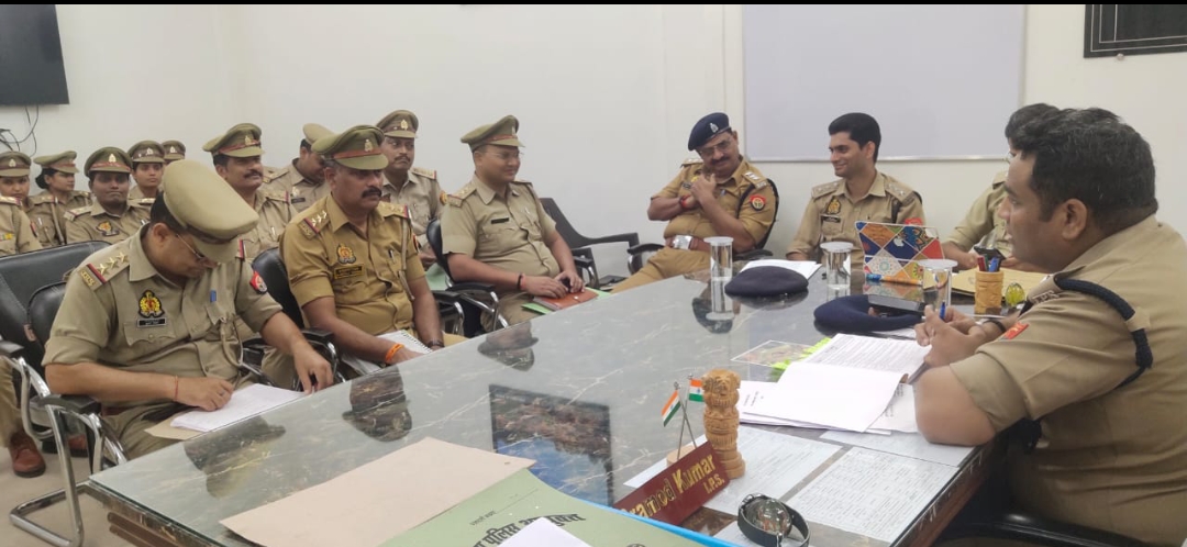 पुलिस उपायुक्त गोमती ज़ोन श्री प्रमोद कुमार द्वारा पुलिस कार्यालय बाबतपुर में मिशन शक्ति व अपराध समीक्षा गोष्ठी की बैठक