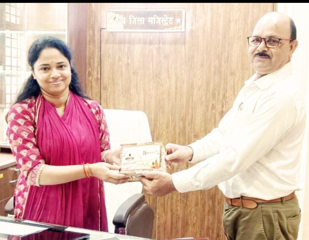 बाबा विश्वनाथ पर अर्पित फूलों से बनी अगरबत्ती से एसडीएम का स्वागत