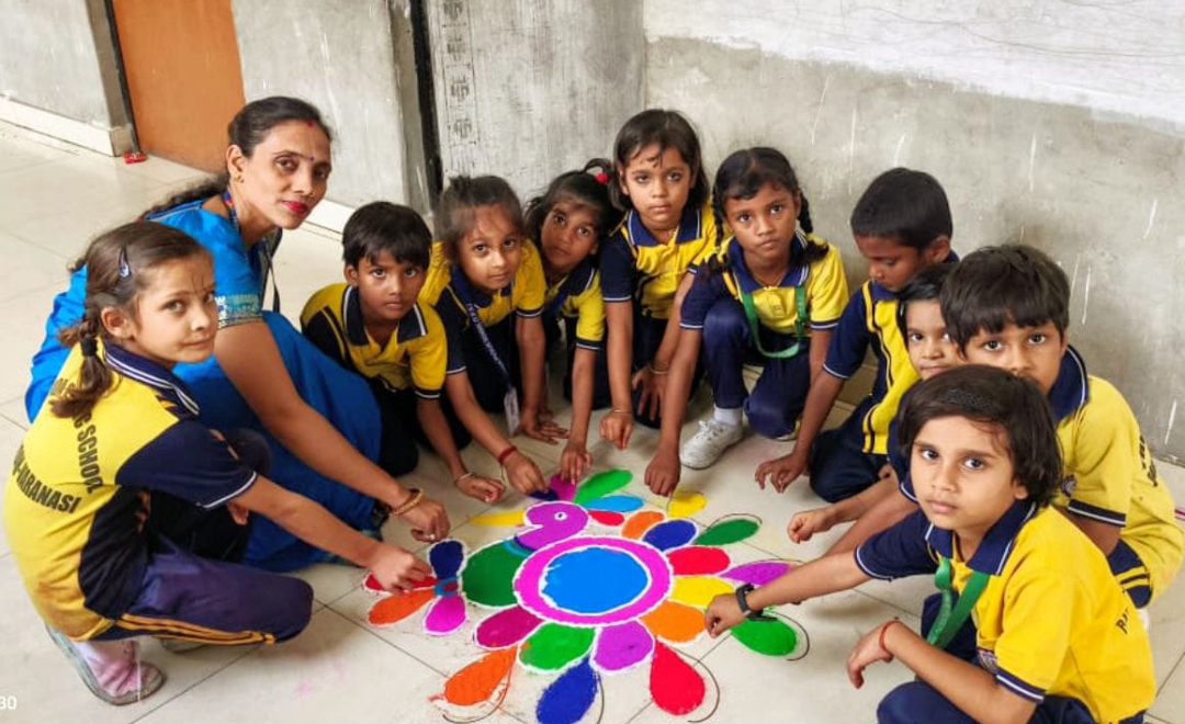 बड़ी धूमधाम से मनाया रंगोली एवं दिया सजावट प्रतियोगिता