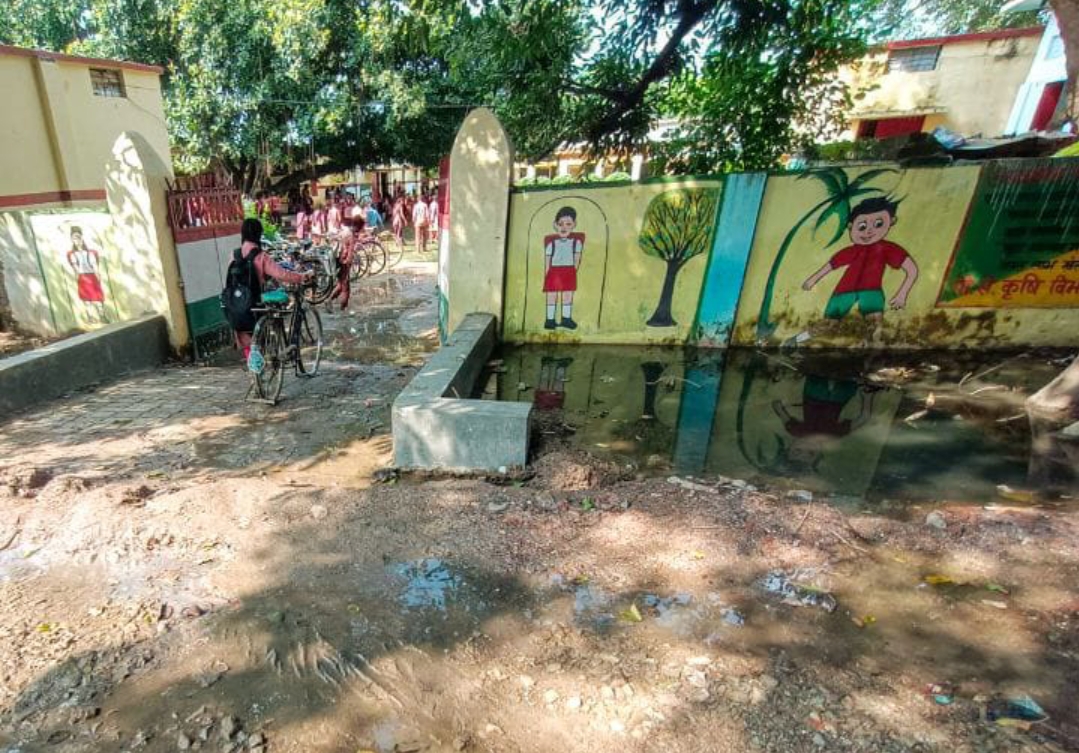 सीवर के गन्दे पानी के चलतेविद्यालय संचालन में हो रही है परेशानी