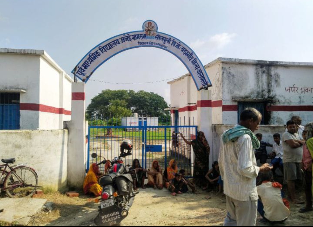 बड़ागांव में स्कूल में जहर खिलाने का मामला छात्र की हालत गंभीर, ग्रामीणों का धरना