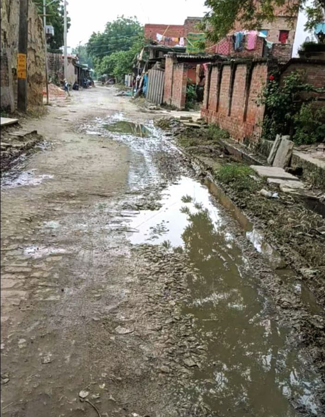 क्षतिग्रस्त सड़क के चलते पैदल चलना हुआ मुश्किल