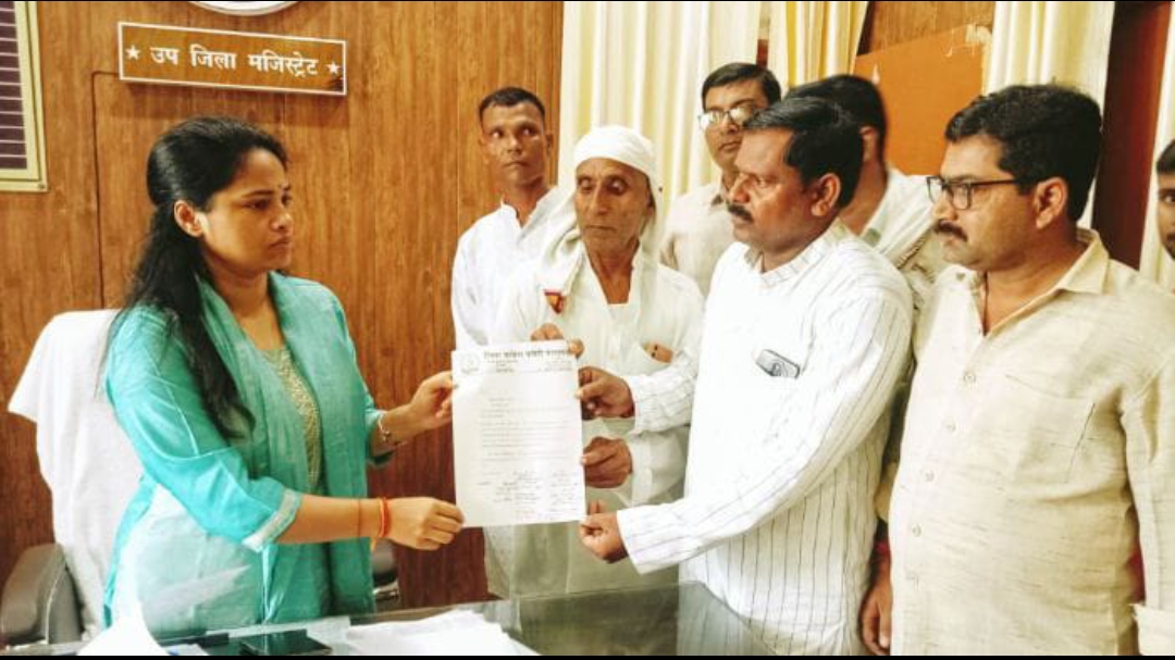 करखियांव में बने पैक हाउस को शुरू करने की मांग, सौंपा पत्रक