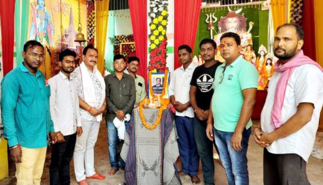 व्यापार मण्डल फूलपुर द्वारा उद्योगपति रतन टाटा को श्रद्धांजलि