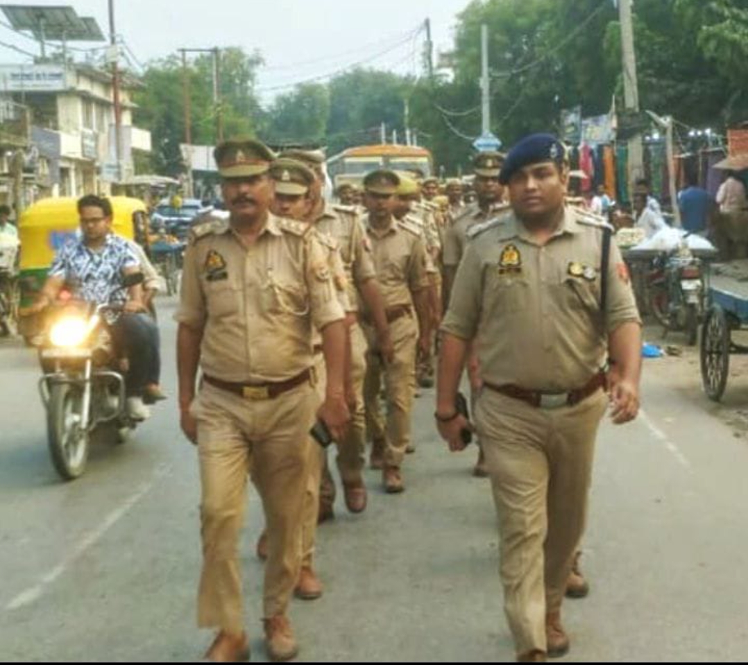 डीसीपी ने फूलपुर थाना व पिंडरा में पूजा पंडालों का किया निरीक्षण