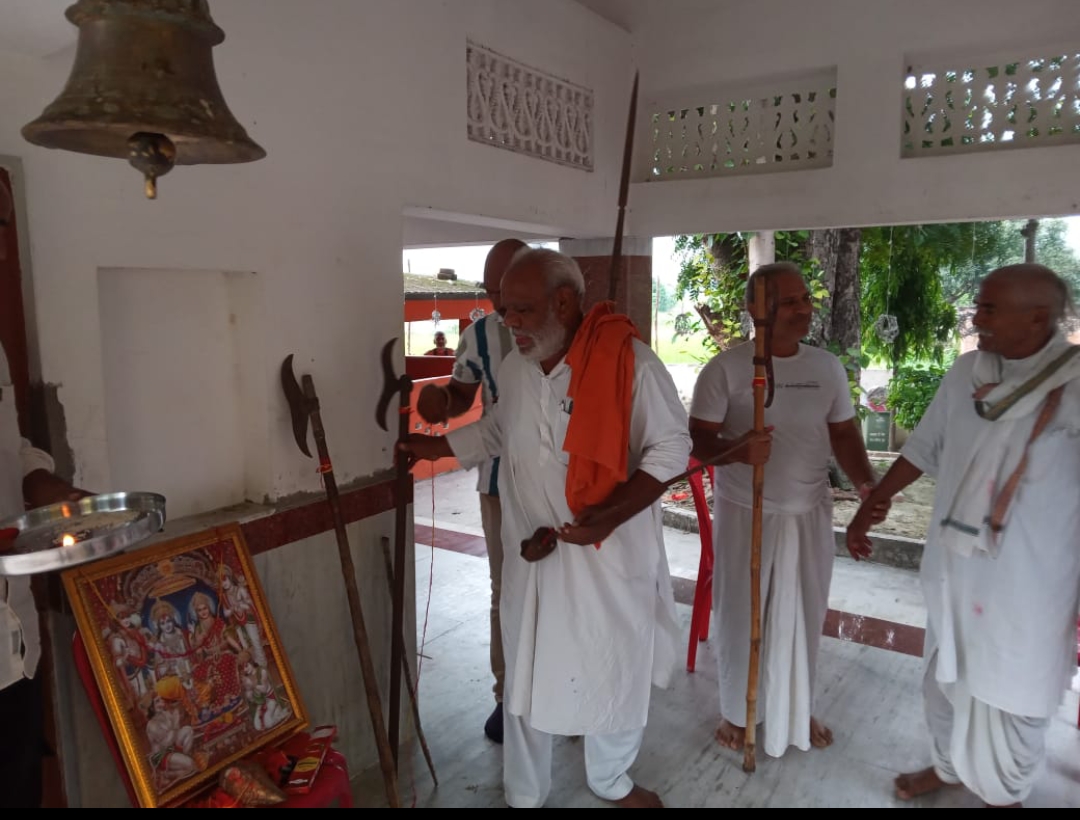 विजयादशमी पर स्वयंसेवको द्वारा किया गया शस्त्र पुजा