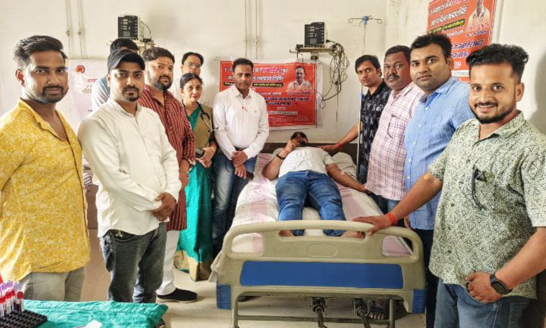 चिकित्सक ने जन्मदिन पर 50 लोगों ने किया रक्तदान