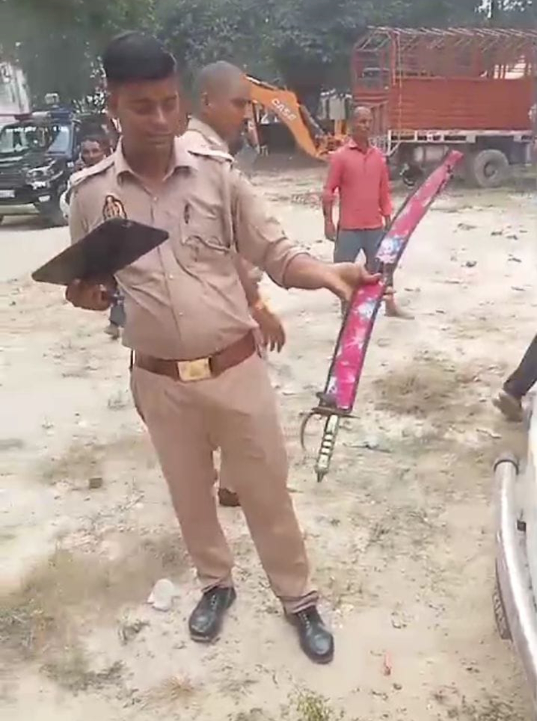 पुरानी रंजिश में कार से आये दबंगो ने युवक को अगवा कर पीटा और थाने पर लाकर फेका