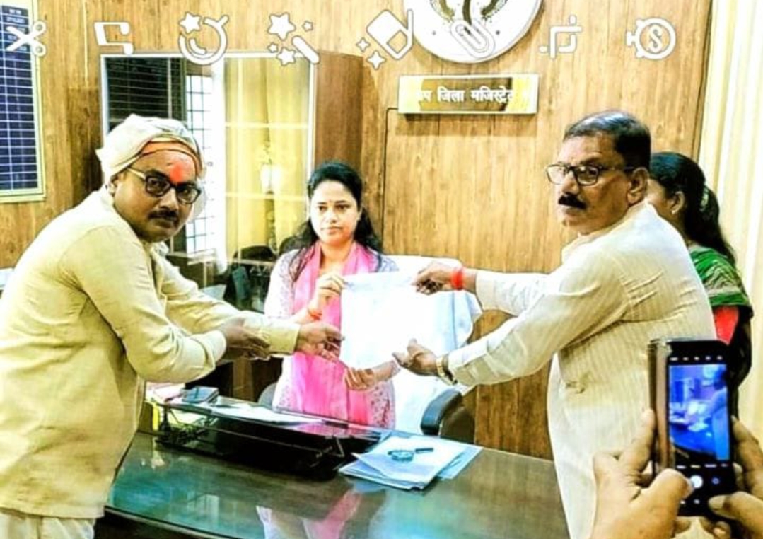 कोटेदारों ने लाभांश के लिए एसडीएम को दिया पत्रक