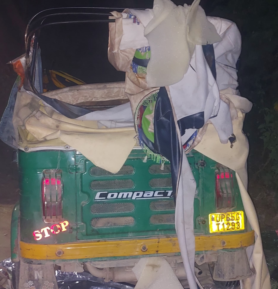 कार ऑटो में टक्कर चार लोग घायल