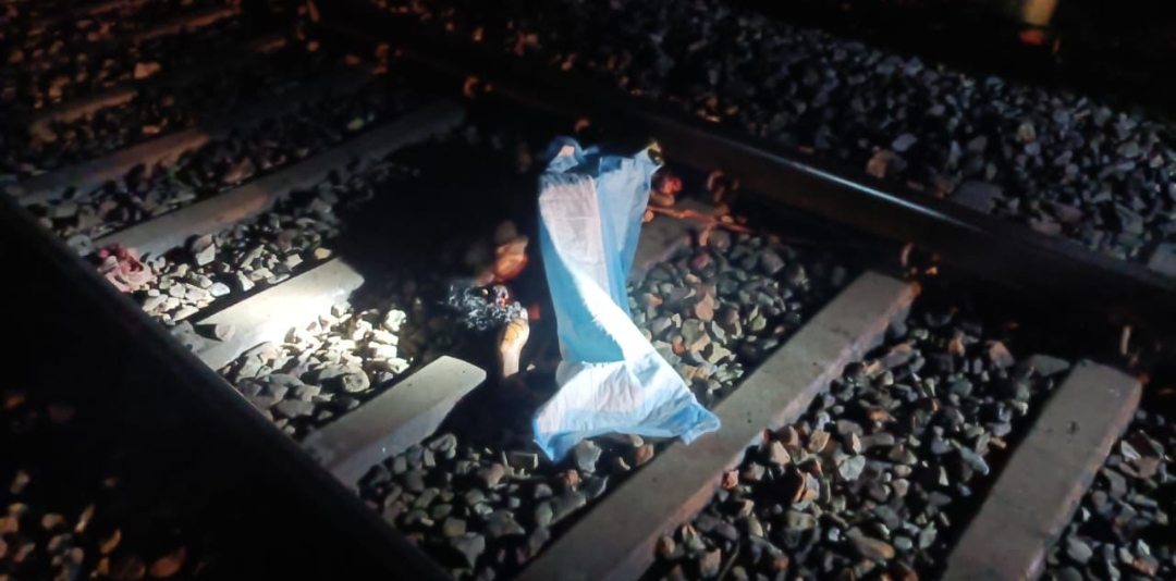 वाराणसी: ट्रेन हादसे में पत्नी और बच्चे की मौत, पति और बेटा गंभीर रूप से घायल