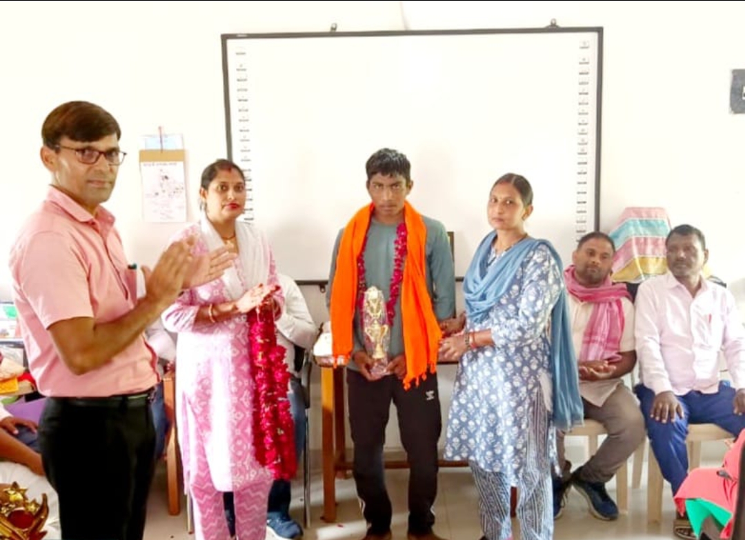 अनन्या और अशोक का विद्यालय में हुआ भव्य स्वागत