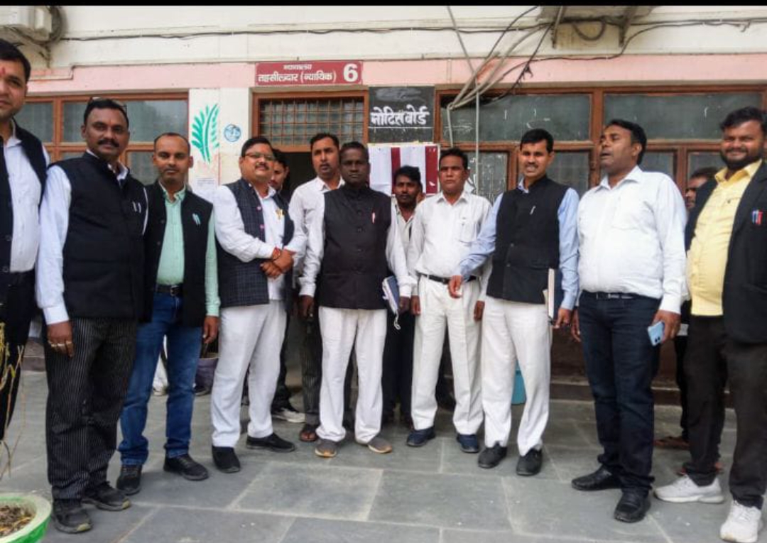 लाठीचार्ज के विरोध में वकीलों ने किया कार्य बहिष्कार