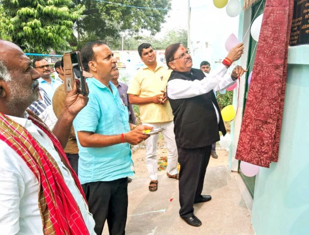 समाजसेवी के सहयोग से निर्मित एक कक्षीय भवन का हुआ लोकार्पण